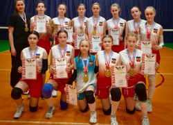 Первое место завоевала на областных соревнованиях команда юных волейболисток из Волгодонска
