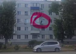 Ловкий мужчина спустился по водосточной трубе в окно многоквартирного дома в центре Волгодонска Ростовской области