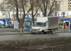 Разбитая «Газель» – новая достопримечательность в центре города? – читатель «Блокнота Волгодонска»
