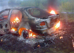 В Морозовске рядом с постом полиции сгорел «Форд Мондео»