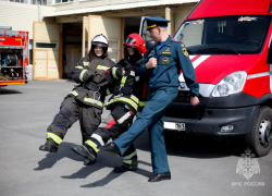 Волгодонские огнеборцы показали цимлянским школьникам, как тушат пожары и защищают АЭС