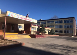 «Работают по 84 часа в неделю!»: депутаты озаботились переработками новых охранников в школах Волгодонска