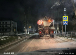 Коммунальщики Волгодонска вышли на борьбу с гололедом на городских дорогах