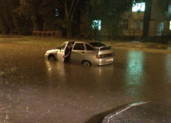 ВАЗ утонул на «30-нике» во время сильного ливня в Волгодонске