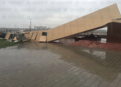 Страшный ветер снес и разрушил памятник строителям в Волгодонске