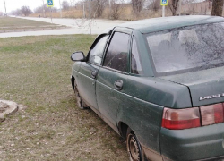 В Волгодонске двое лихачей на ВАЗе залетели на газон и уснули