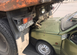Автомобиль дорожников подмял «Оку», сдавая назад, на проспекте Строителей 