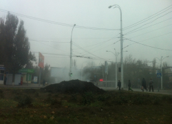 На Торговом целый час люди ходили мимо горящей мусорки и дышали гарью прямо на остановке – читатель «Блокнота Волгодонска»