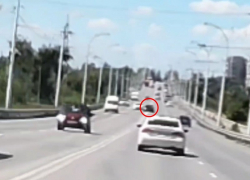 Опасный маневр совершил водитель черного БМВ на мосту в Волгодонске