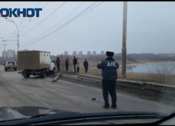 Водитель Газели снес ограждение на путепроводе в Волгодонске
