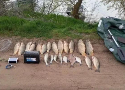 Двоих «электрорыбаков» на надувной лодке задержали за браконьерство в Волгодонске 