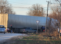 «Лада» и грузовик столкнулись в Романовской