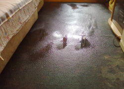 Пуск отопления в доме №45 по улице Мира превратился в потоп для жителей двух квартир (ВИДЕО)