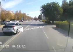 «Наглость не знает границ»: водитель гибридного авто прокатился по «встречке», наплевав на две сплошные на улице Черникова 