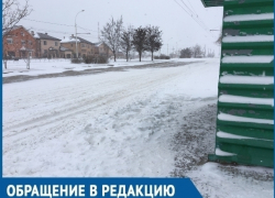 Чтобы утром уехать на работу, пришлось пробираться через сугроб, - волгодонцы о занесенных снегом остановках города