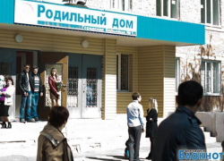 Пьяные родственники устроили дебош возле волгодонского роддома