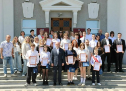 Глава Волгодонска наградил юных авторов патриотических роликов ко Дню Победы