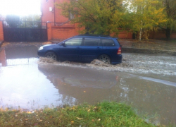В Волгодонске после дождя  машины тонут в озере на Бульваре - читатель 