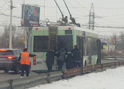 Студенты техникума помогли оттащить сломавшийся троллейбус в Волгодонске