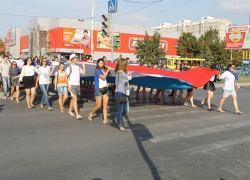 Жители Волгодонска стали свидетелями шествия по улицам города гигантского российского триколора (ФОТО)