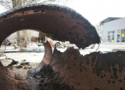 Жуткие остатки проржавевшего трубопровода с места прорыва в замерзающем Волгодонске показал губернатор Юрий Слюсарь