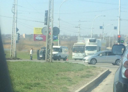 Волгодонцам пришлось идти пешком через мост из-за ДТП на пересечении Строителей и Весенней 