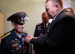Сыну полка и главному танкисту Волгодонска Климу Неополькину вручили юбилейную медаль 
