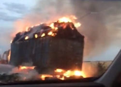 КАМАЗ с сеном вспыхнул на трассе Волгодонск-Зимовники