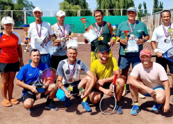 Сильнейших теннисистов от юных до ветеранов спорта выявили на кортах Волгодонска 