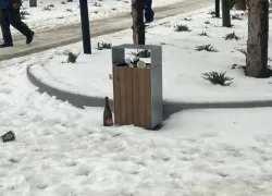 Пешеходный бульвар вдоль сквера «Дружба» превращается в «пьяный»: коммунальщики собирают полные урны пустых бутылок  