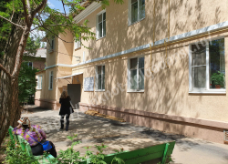 В Волгодонске строитель упал с крыши во время ремонта кровли на МКД