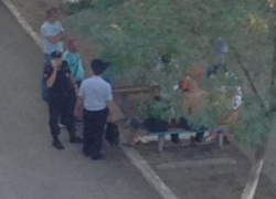 Грозящегося выпрыгнуть с окна восьмого этажа мужчину спасли волгодонские полицейские