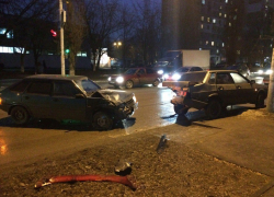 В центре Волгодонска в припаркованную машину с беременной женщиной и детьми на скорости врезался ВАЗ