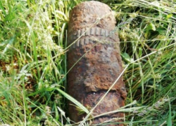 Несколько дней полицейские охраняют боевой снаряд на выезде из Волгодонска 