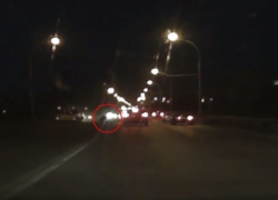 Момент «полета» колеса троллейбуса в иномарку на путепроводе попал на видео