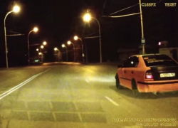 В Волгодонске 26-летний гонщик пытался показать «дрэг-рейсинг», а в итоге снес каменное ограждение на Морской