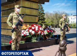 Море алых цветов: в Волгодонске почтили память героев Великой Отечественной войны