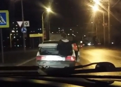 Катание рискованного волгодонца в багажнике ВАЗа по городу попало на видео 