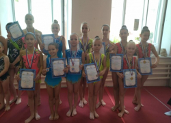 Волгодонские акробаты вернулись с россыпью наград с областных соревнований 