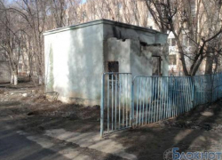 В яму под заброшенным зданием во дворе детской инфекционной больницы Волгодонска снова упал человек