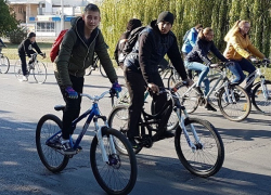 Сотни волгодонцев, отказавшись от автомобилей, проехали на велосипедах через весь город