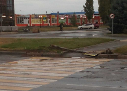 Неизвестный водитель сбил знак на Королева и скрылся