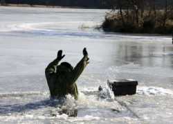 Рыбак провалился под лед в районе лодочной станции в Волгодонске