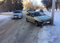 На Морской ВАЗ едва разминулся со столбом, - читатель