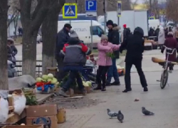 «Дала по морде петрушкой и дальше ее продает»: нелегальная торговка напала на прохожего