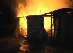 Хозпостройка сгорела в Волгодонском районе 