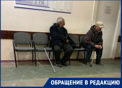 Сидящие возле гинекологического кабинета пьяные бомжи в поликлинике №1 возмутили беременную волгодончанку 