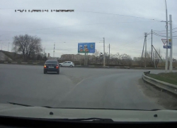 «Креативный» выезд с улицы Степной на Морскую в Волгодонске - съемка из машины очевидца