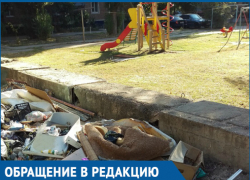 В Волгодонске рядом с детской площадкой устроили мусорную свалку 