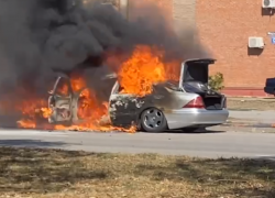 «Загорелась проводка под панелью»: очевидцы сообщили подробности о сгоревшем автомобиле